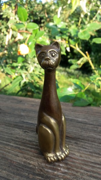 Bronze Katze schlank