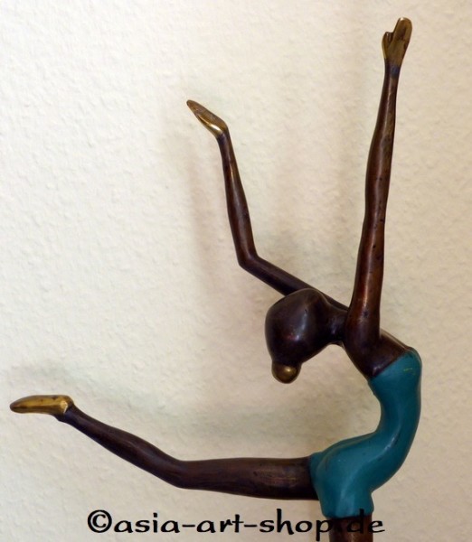Bronze Tänzerin im Sportdress