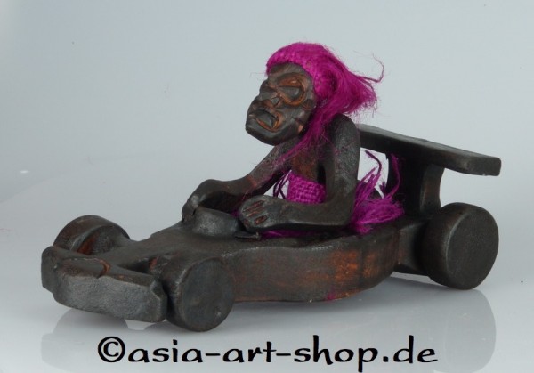 Asmat im Rennwagen